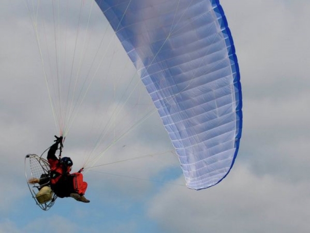 persona disfrutando de un vuelo en paramotor en cantabria.jpg